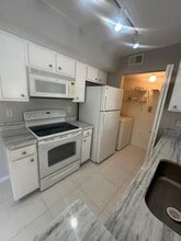 Building Photo - 141 SW Palm Dr