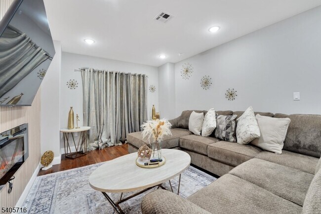 Building Photo - 225 S 9th St