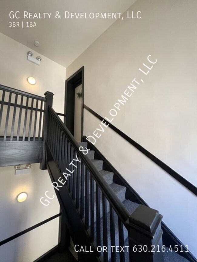 Building Photo - ***CHARMING ROGERS PARK LOCATION / 3 BDRM ...