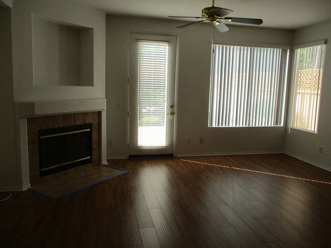 Foto del edificio - Desirable & spacious Sabre Springs 5 bedroom 3 bath 2 story home!