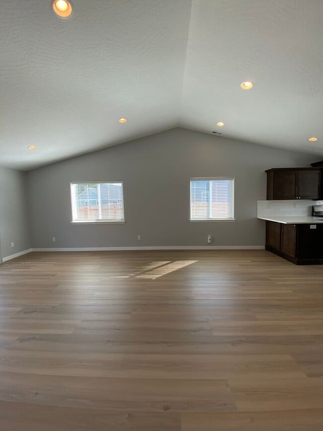 Building Photo - Updated Newer 3 Bedroom / 2 Bath Home in L...