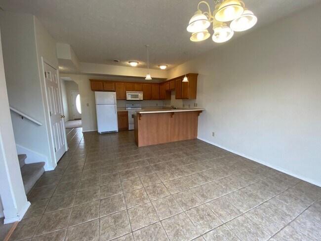 Building Photo - Large 3 bedroom 2.5 bathroom Townhome
