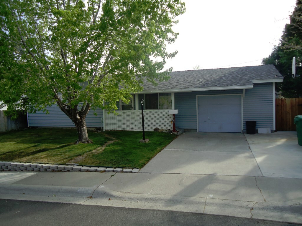 Foto principal - 4 Bed/2 bath/1 car garage in quiet NW Reno...