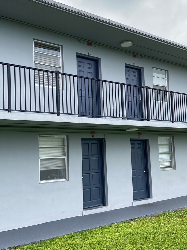 Puerta principal - 4300 SW 67th Ave