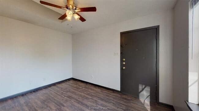 Building Photo - 725 Peppertree Dr