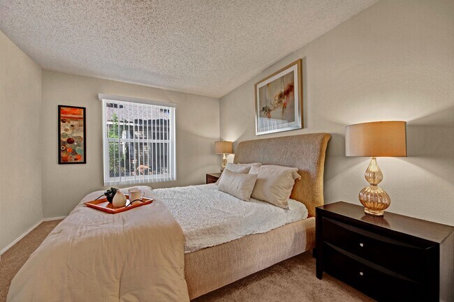 Un dormitorio con una ventana que da a la propiedad. - Cypress Pointe