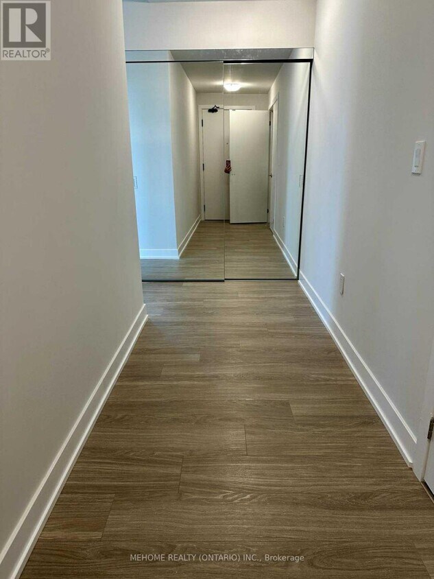 Photo principale - 430-3430 Square One Dr
