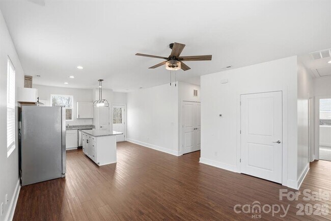 Foto del edificio - 102 Snyder Ct NE