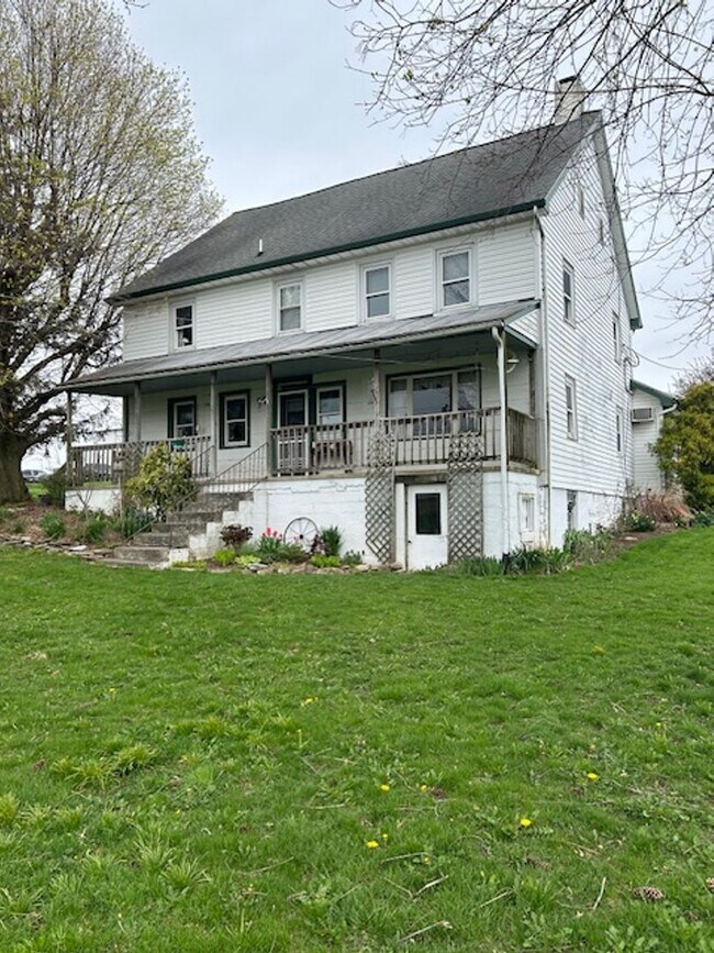 Building Photo - Large 5 bedroom 3 bath farmhouse in Northe...