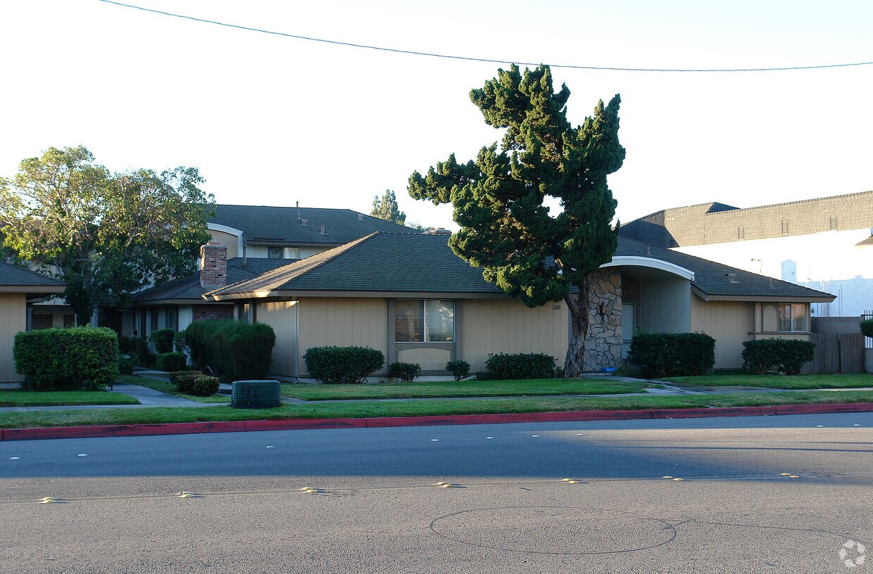 Foto principal - 1682 W Orangewood Ave