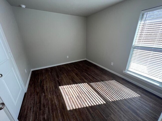 Foto del edificio - 2029 Kenwood Ave