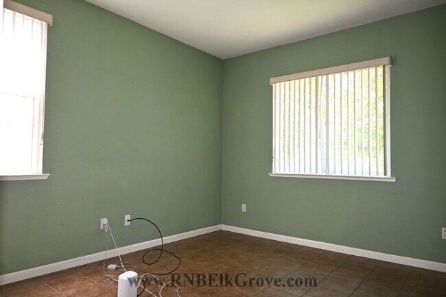 Building Photo - 5 Bedroom Home in Elk Grove! - Resident Benefit Package Property