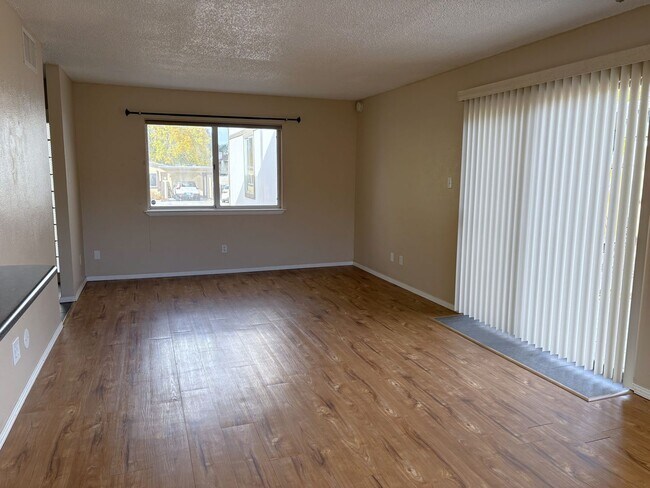 Foto del edificio - Beautiful 5 Bedroom NE Heights Home With B...