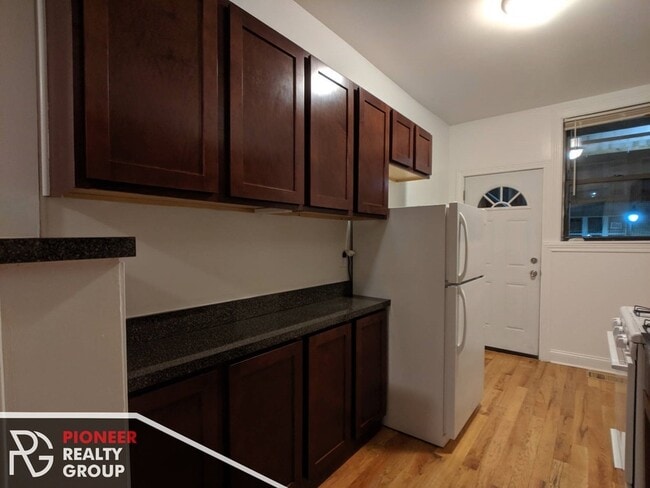 Foto del edificio - 824 W Waveland