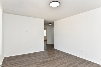 Building Photo - 409 Lily St