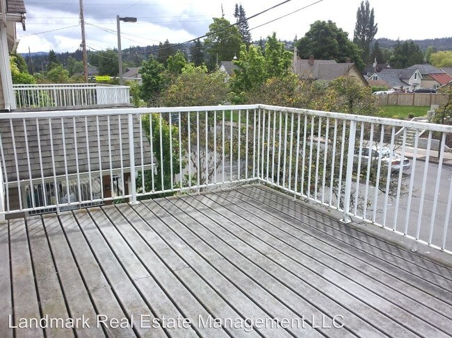 Building Photo - 401 Lakeway Dr