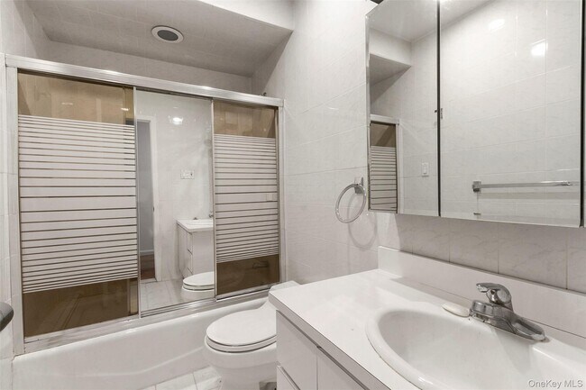 Foto del edificio - 6 Regina Pl