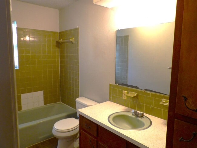 Building Photo - 2601 SW H Ave