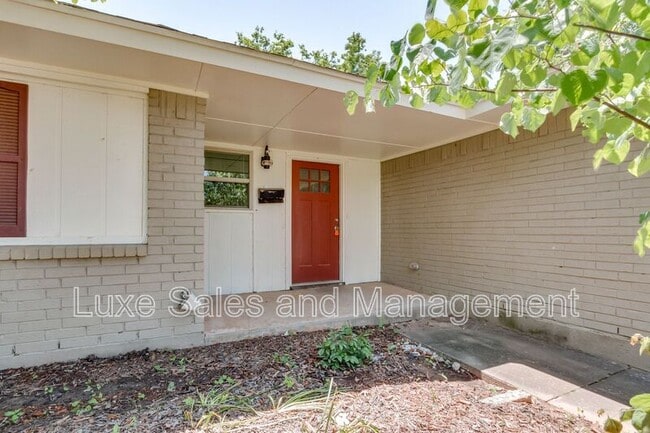 Building Photo - 330 W Silverwood Dr