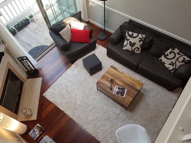 Building Photo - Loft 2BR plus den/2BA condo walking distan...