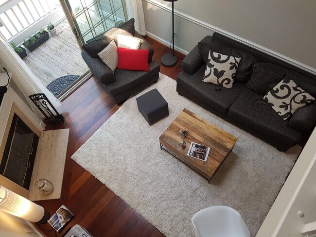 Foto del edificio - Loft 2BR plus den/2BA condo walking distan...