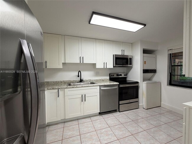 Building Photo - 400 Commodore Dr