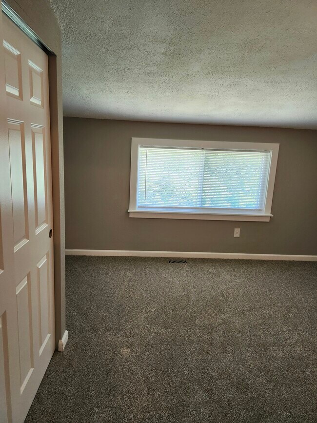 Building Photo - 1003 Village Circle Dr