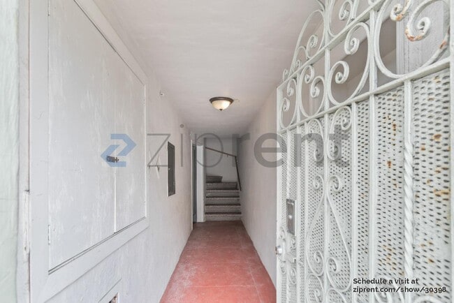 Building Photo - Unit A