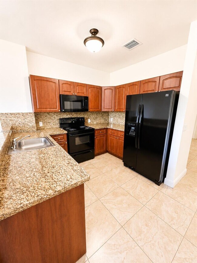 Foto del edificio - 18120 NW 59th Ave