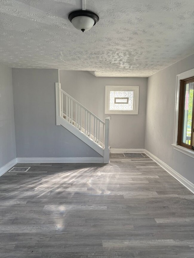 Building Photo - Garfield Heights Single