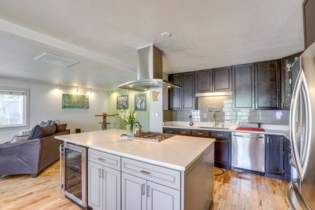 Building Photo - Charming 2Bed 2bath House in Denver