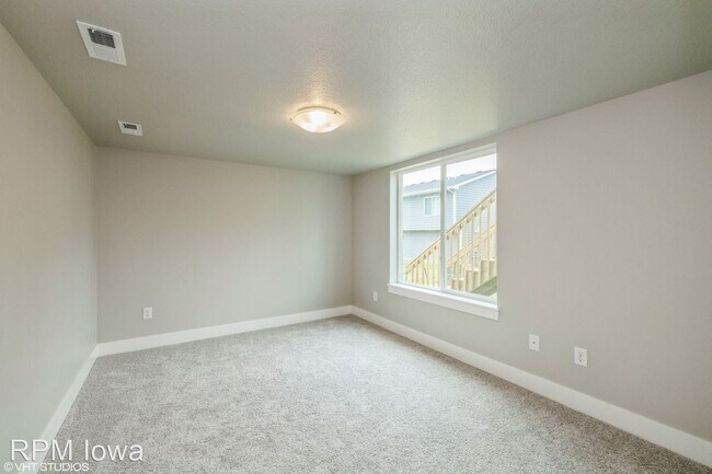 Building Photo - 4 br, 3 bath House - 512 NE Whitetail Drive