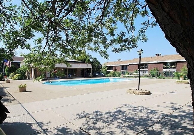 Foto del edificio - 80 Groton Dr