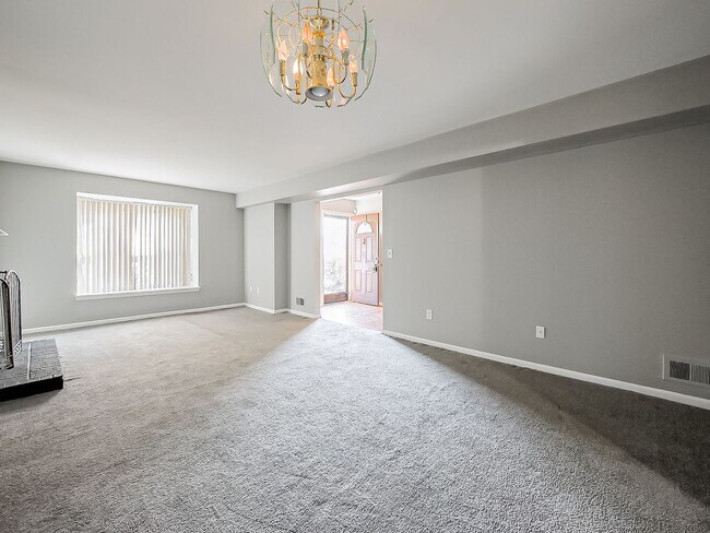 Foto del edificio - Bright and Spacious 2-Bed, 2-Bath Home in Lathrup Village!