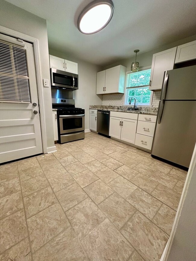 Building Photo - Beautiful Renovated 2 Bedroom in North Fon...