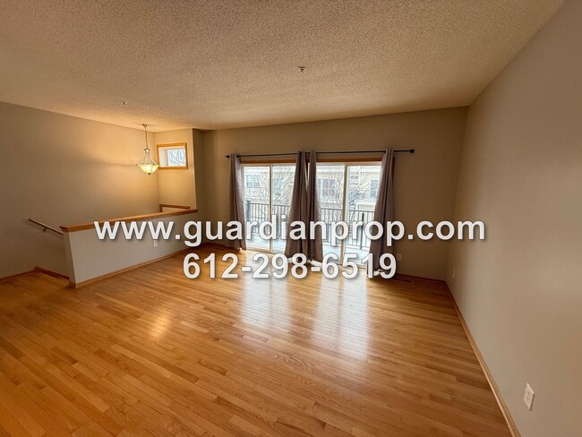 Foto del edificio - Townhouse in The Lakes of Blaine Available Now, New Appliances & Carpet, Bonus Room, Balcony