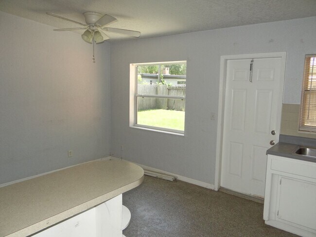 Foto del edificio - 2 bed, 1 bath in a quiet neighborhood