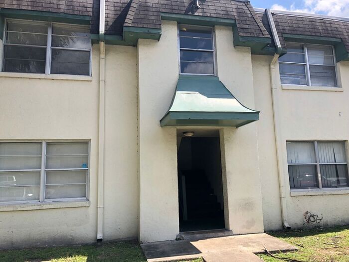 Foto principal - 3bedrooms 2 baths condo in Palms West Avai...