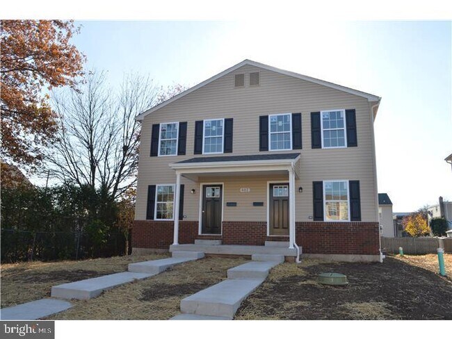 Building Photo - 402 Acorn St