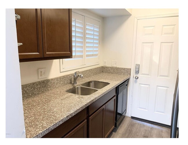 Foto del edificio - Charming 2-Bedroom, 2-Bath Townhome with W...