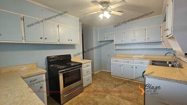 Foto del edificio - 4 bedroom 2 bathroom home in Lawndale read...