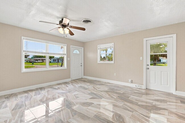 Foto del edificio - 2267 Robinhood Dr