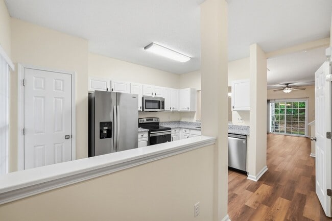 Building Photo - Beautiful Matthews Townhome with Updated Interior & Community Pool