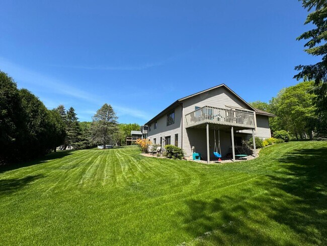 Building Photo - 209 E Larkspur Ln