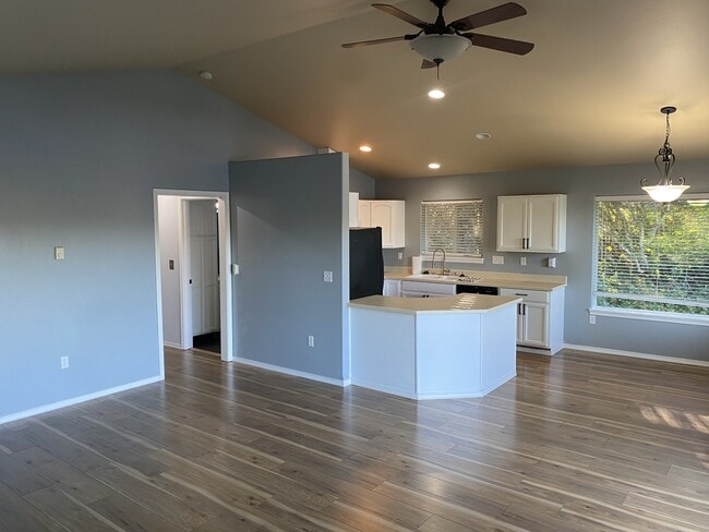 Building Photo - 348 Cockle St SW