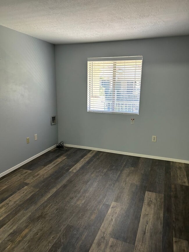 Building Photo - Smokey Lanes Condo, upper level, 1 bedroom...