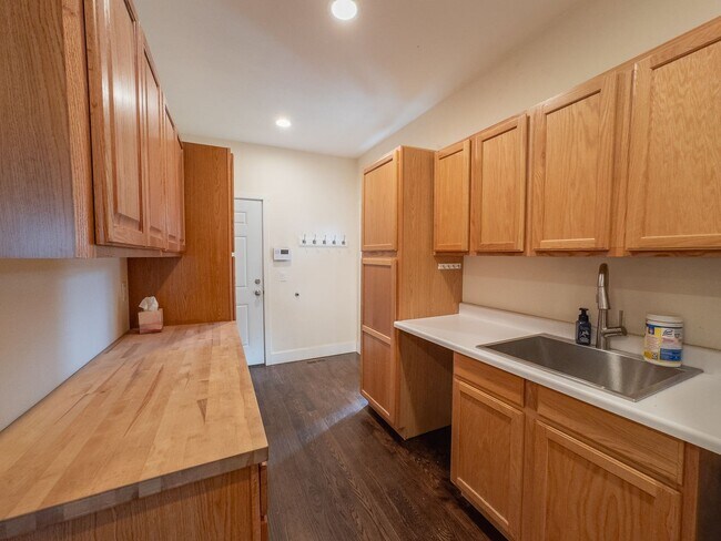 Foto del edificio - Charming 3-bedroom, 2-bathroom home in Tuk...