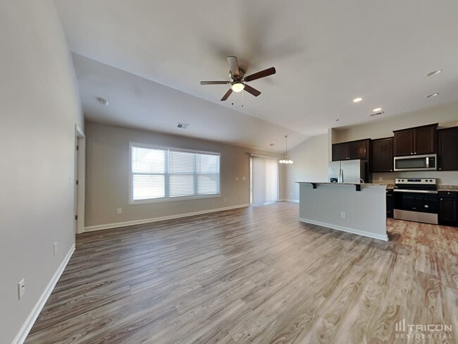Building Photo - 415 Finch Ln