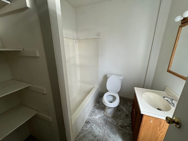 Building Photo - 1st floor apartment