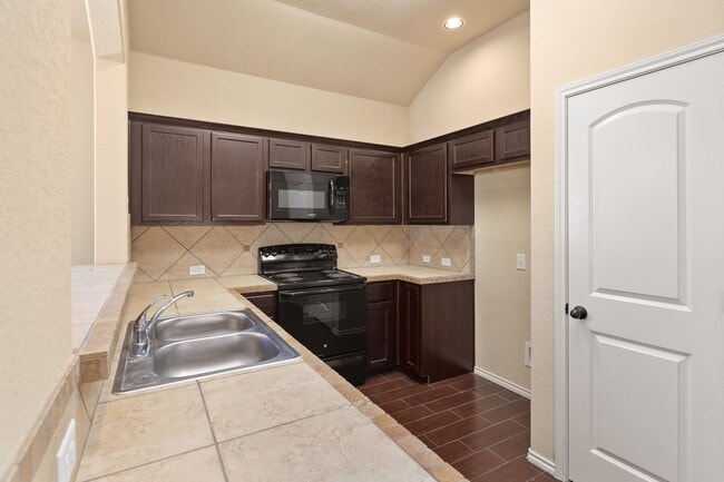 Building Photo - Beautiful 3 Bedroom Duplex Located in New Braunfels, Texas!